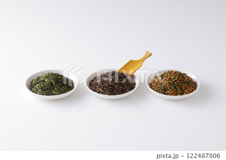 皿に盛った緑茶とほうじ茶と玄米茶の茶葉 122487806