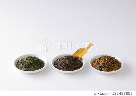 皿に盛った緑茶とほうじ茶と玄米茶の茶葉 122487808