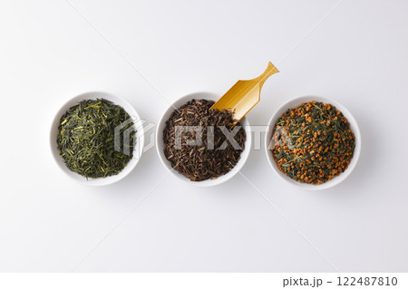 皿に盛った緑茶とほうじ茶と玄米茶の茶葉 皿に盛った緑茶とほうじ茶と玄米茶の茶葉 122487810