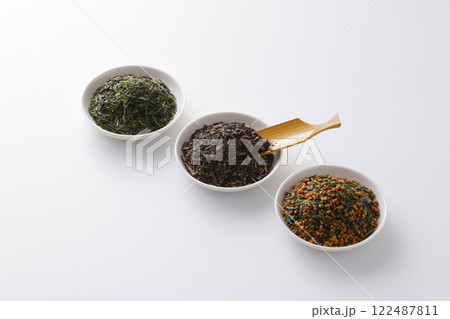 皿に盛った緑茶とほうじ茶と玄米茶の茶葉 皿に盛った緑茶とほうじ茶と玄米茶の茶葉 122487811