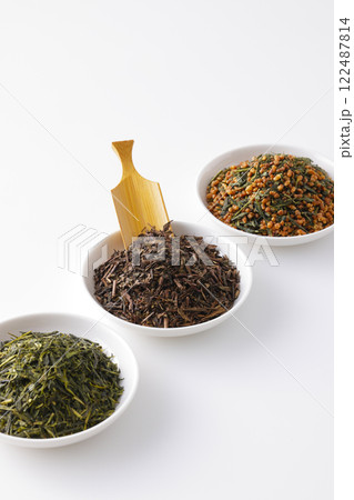 皿に盛った緑茶とほうじ茶と玄米茶の茶葉 122487814