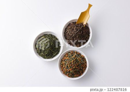 皿に盛った緑茶とほうじ茶と玄米茶の茶葉 皿に盛った緑茶とほうじ茶と玄米茶の茶葉 122487816