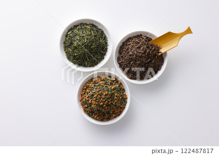 皿に盛った緑茶とほうじ茶と玄米茶の茶葉 122487817