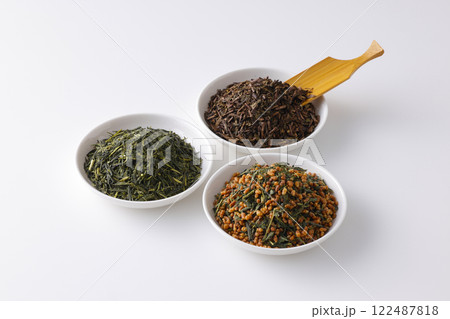 皿に盛った緑茶とほうじ茶と玄米茶の茶葉 皿に盛った緑茶とほうじ茶と玄米茶の茶葉 122487818