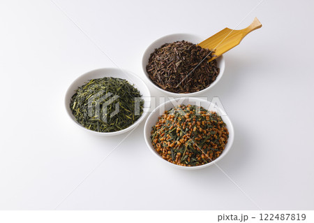 皿に盛った緑茶とほうじ茶と玄米茶の茶葉 皿に盛った緑茶とほうじ茶と玄米茶の茶葉 122487819