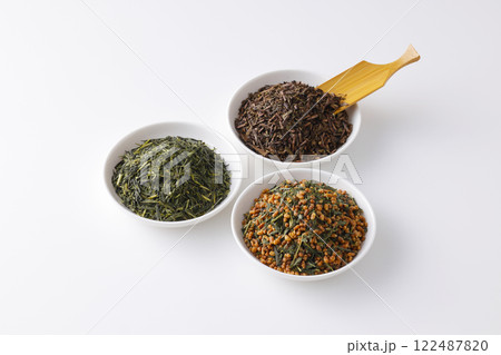 皿に盛った緑茶とほうじ茶と玄米茶の茶葉 皿に盛った緑茶とほうじ茶と玄米茶の茶葉 122487820