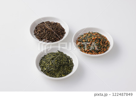 皿に盛った緑茶とほうじ茶と玄米茶の茶葉 皿に盛った緑茶とほうじ茶と玄米茶の茶葉 122487849
