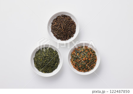 皿に盛った緑茶とほうじ茶と玄米茶の茶葉 122487850