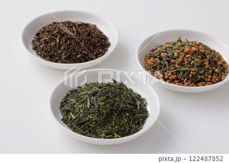 皿に盛った緑茶とほうじ茶と玄米茶の茶葉 122487852