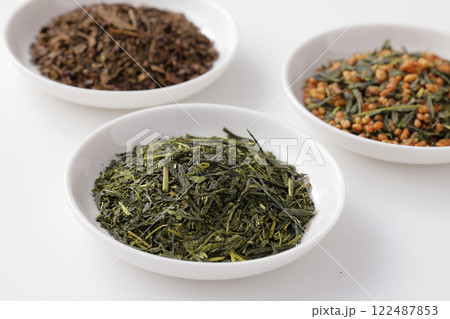 皿に盛った緑茶とほうじ茶と玄米茶の茶葉 皿に盛った緑茶とほうじ茶と玄米茶の茶葉 122487853