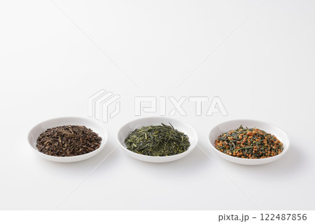 皿に盛った緑茶とほうじ茶と玄米茶の茶葉 皿に盛った緑茶とほうじ茶と玄米茶の茶葉 122487856