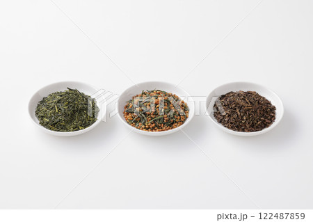 皿に盛った緑茶とほうじ茶と玄米茶の茶葉 122487859