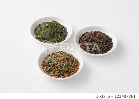 皿に盛った緑茶とほうじ茶と玄米茶の茶葉 皿に盛った緑茶とほうじ茶と玄米茶の茶葉 122487861