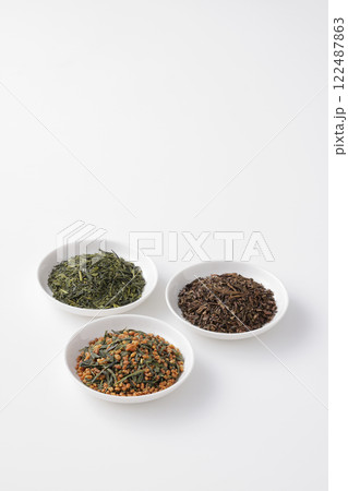 皿に盛った緑茶とほうじ茶と玄米茶の茶葉 皿に盛った緑茶とほうじ茶と玄米茶の茶葉 122487863