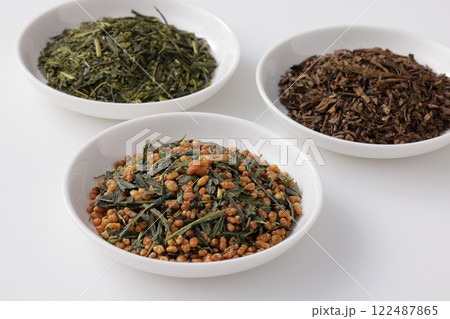 皿に盛った緑茶とほうじ茶と玄米茶の茶葉 皿に盛った緑茶とほうじ茶と玄米茶の茶葉 122487865