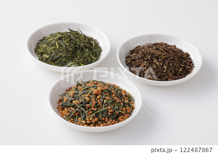 皿に盛った緑茶とほうじ茶と玄米茶の茶葉 皿に盛った緑茶とほうじ茶と玄米茶の茶葉 122487867