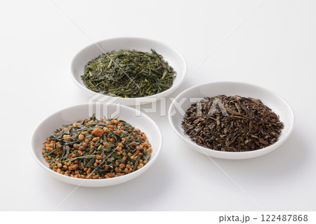 皿に盛った緑茶とほうじ茶と玄米茶の茶葉 122487868