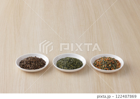 皿に盛った緑茶とほうじ茶と玄米茶の茶葉 皿に盛った緑茶とほうじ茶と玄米茶の茶葉 122487869