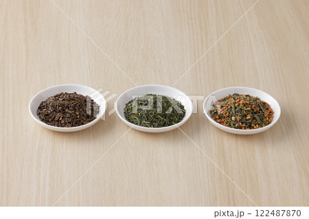 皿に盛った緑茶とほうじ茶と玄米茶の茶葉 皿に盛った緑茶とほうじ茶と玄米茶の茶葉 122487870