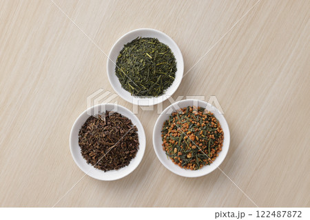 皿に盛った緑茶とほうじ茶と玄米茶の茶葉 皿に盛った緑茶とほうじ茶と玄米茶の茶葉 122487872