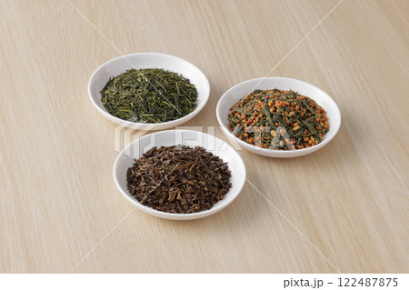 皿に盛った緑茶とほうじ茶と玄米茶の茶葉 皿に盛った緑茶とほうじ茶と玄米茶の茶葉 122487875