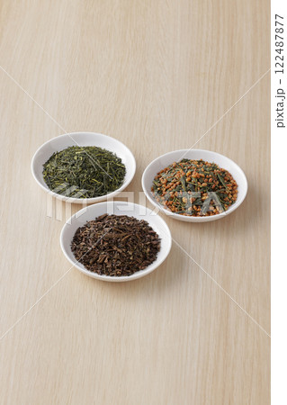 皿に盛った緑茶とほうじ茶と玄米茶の茶葉 皿に盛った緑茶とほうじ茶と玄米茶の茶葉 122487877