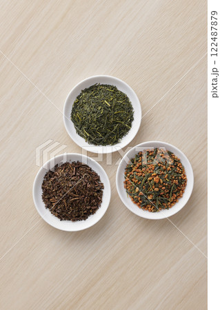 皿に盛った緑茶とほうじ茶と玄米茶の茶葉 皿に盛った緑茶とほうじ茶と玄米茶の茶葉 122487879