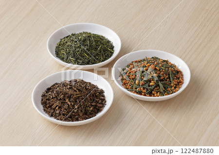 皿に盛った緑茶とほうじ茶と玄米茶の茶葉 皿に盛った緑茶とほうじ茶と玄米茶の茶葉 122487880