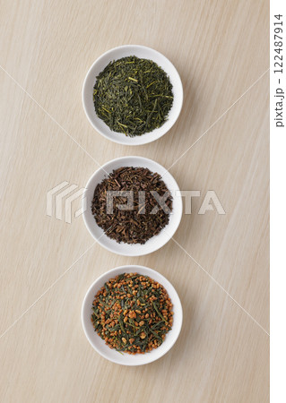 皿に盛った緑茶とほうじ茶と玄米茶の茶葉 皿に盛った緑茶とほうじ茶と玄米茶の茶葉 122487914