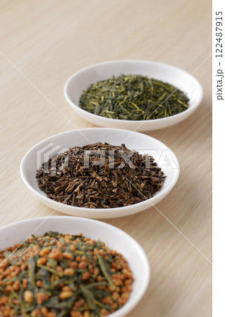 皿に盛った緑茶とほうじ茶と玄米茶の茶葉 皿に盛った緑茶とほうじ茶と玄米茶の茶葉 122487915