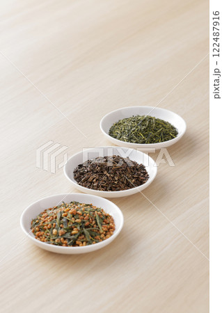 皿に盛った緑茶とほうじ茶と玄米茶の茶葉 皿に盛った緑茶とほうじ茶と玄米茶の茶葉 122487916