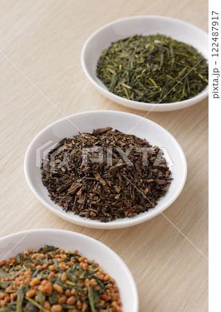 皿に盛った緑茶とほうじ茶と玄米茶の茶葉 皿に盛った緑茶とほうじ茶と玄米茶の茶葉 122487917
