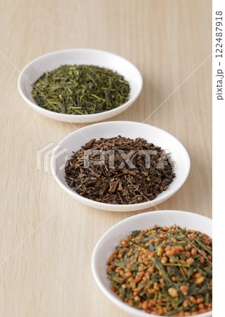 皿に盛った緑茶とほうじ茶と玄米茶の茶葉 皿に盛った緑茶とほうじ茶と玄米茶の茶葉 122487918
