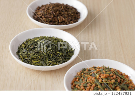 皿に盛った緑茶とほうじ茶と玄米茶の茶葉 122487921