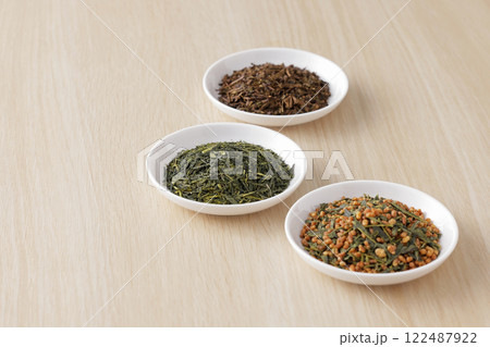 皿に盛った緑茶とほうじ茶と玄米茶の茶葉 122487922
