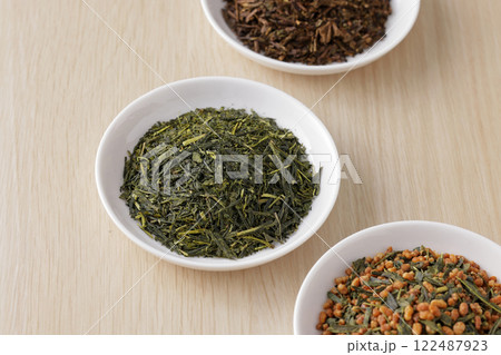 皿に盛った緑茶とほうじ茶と玄米茶の茶葉 皿に盛った緑茶とほうじ茶と玄米茶の茶葉 122487923
