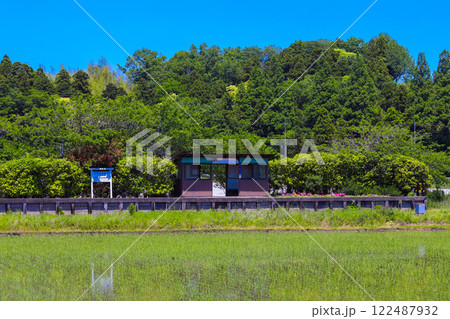 新緑の小湊鉄道上総川間駅 新緑の小湊鉄道上総川間駅 122487932