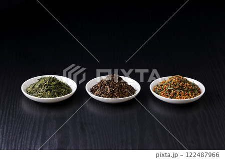皿に盛った緑茶とほうじ茶と玄米茶の茶葉 皿に盛った緑茶とほうじ茶と玄米茶の茶葉 122487966