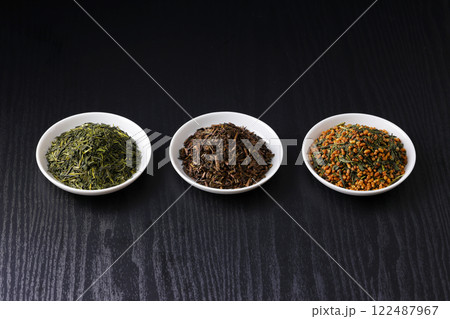 皿に盛った緑茶とほうじ茶と玄米茶の茶葉 皿に盛った緑茶とほうじ茶と玄米茶の茶葉 122487967