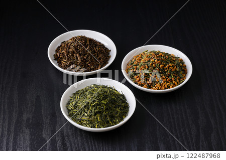 皿に盛った緑茶とほうじ茶と玄米茶の茶葉 皿に盛った緑茶とほうじ茶と玄米茶の茶葉 122487968