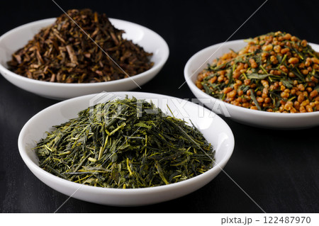 皿に盛った緑茶とほうじ茶と玄米茶の茶葉 122487970