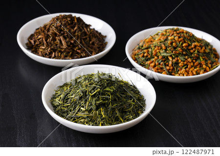 皿に盛った緑茶とほうじ茶と玄米茶の茶葉 皿に盛った緑茶とほうじ茶と玄米茶の茶葉 122487971