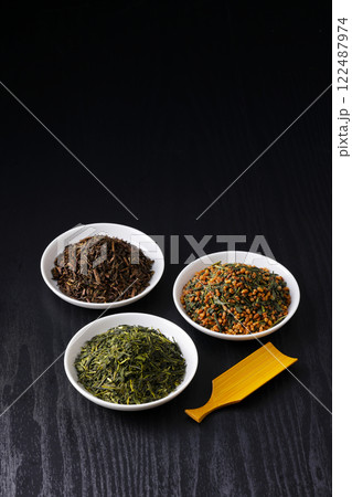 皿に盛った緑茶とほうじ茶と玄米茶の茶葉 122487974