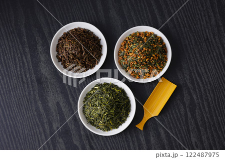 皿に盛った緑茶とほうじ茶と玄米茶の茶葉 122487975