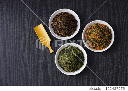 皿に盛った緑茶とほうじ茶と玄米茶の茶葉 122487976