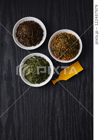 皿に盛った緑茶とほうじ茶と玄米茶の茶葉 皿に盛った緑茶とほうじ茶と玄米茶の茶葉 122487979