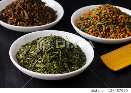 皿に盛った緑茶とほうじ茶と玄米茶の茶葉 皿に盛った緑茶とほうじ茶と玄米茶の茶葉 122487980