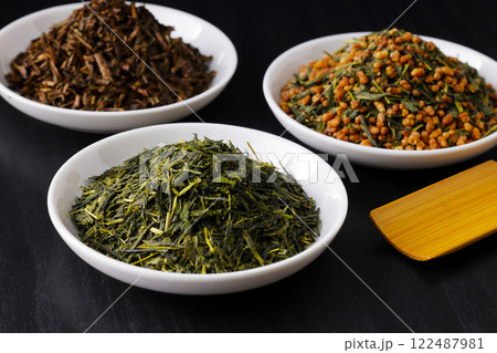 皿に盛った緑茶とほうじ茶と玄米茶の茶葉 皿に盛った緑茶とほうじ茶と玄米茶の茶葉 122487981