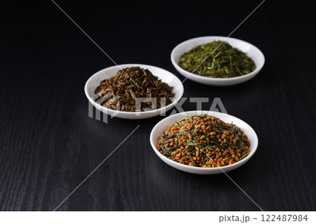皿に盛った緑茶とほうじ茶と玄米茶の茶葉 122487984