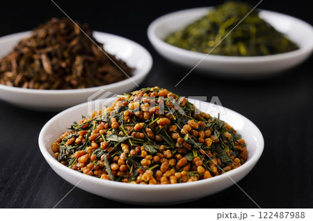 皿に盛った緑茶とほうじ茶と玄米茶の茶葉 皿に盛った緑茶とほうじ茶と玄米茶の茶葉 122487988
